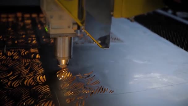Lazer kesme makinesi metal levha ile çalışıyor ve bitkide kıvılcımlar var: yavaş çekim — Stok video