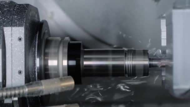 Mesin penggilingan berputar cnc otomatis memotong karya logam di pabrik — Stok Video