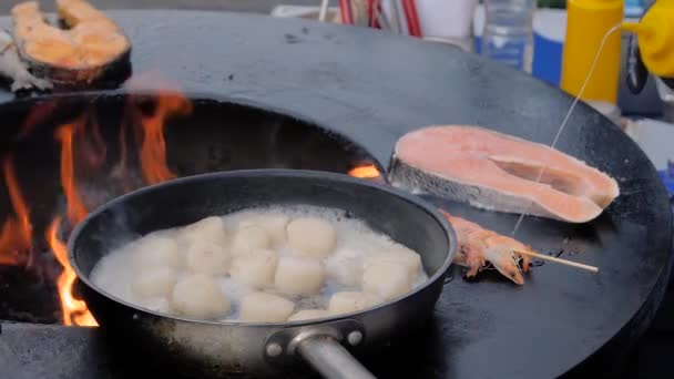 Movimento lento: processo de cozinhar carne de vieira, salmão, camarão - close-up — Vídeo de Stock