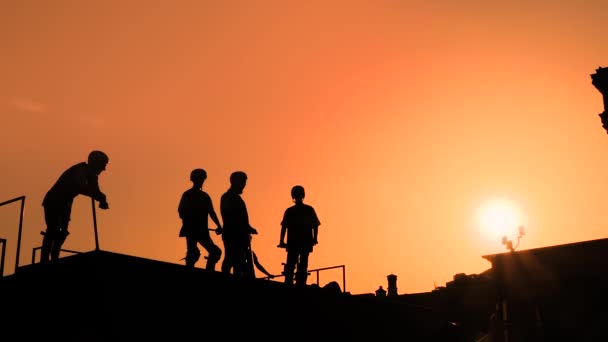 Teenager-Silhouette zeigt Hochsprung-Tricks auf Roller bei Sonnenuntergang - Zeitlupe — Stockvideo