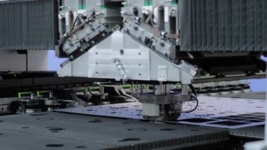 Fabrikada metal levha ile çalışan otomatik yumruklama ve kırpma makinesi