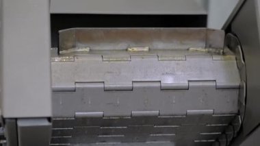 Fabrikada çipleri, cüceleri, atıkları ve hurda metalleri kaldırmak için taşıyıcı - kapat