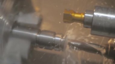 Fabrikada metal işçiliği kesen soğutma sistemi olan bir değirmen makinesi.