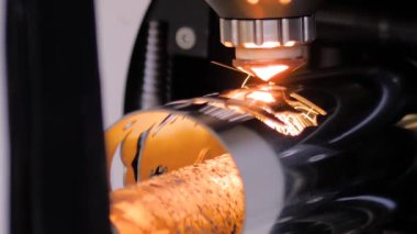 Lazer kesme makinesi, kıvılcımlarla çalışan metal işçisiyle çalışıyor. Yavaş çekim.