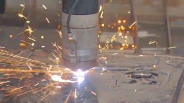 Otomatik cnc plazma kesme makinesi kıvılcımlı levha metali ile çalışıyor