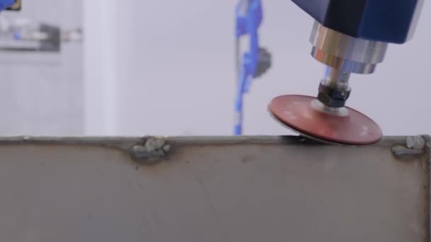 Robot industriale per la rettifica della saldatura e la finitura superficiale alla fiera robot — Video Stock