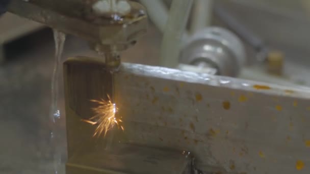 Macchina automatica di taglio a filo cnc che lavora con pezzo metallico con scintille — Video Stock