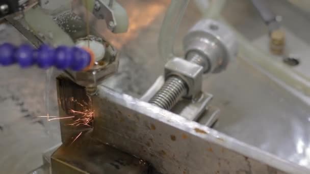 Machine automatique de découpe de fil CNC travaillant avec une pièce métallique avec des étincelles — Video