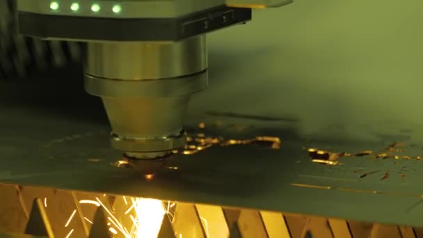 Machine automatique de découpe laser travaillant avec de la tôle avec des étincelles - gros plan — Video