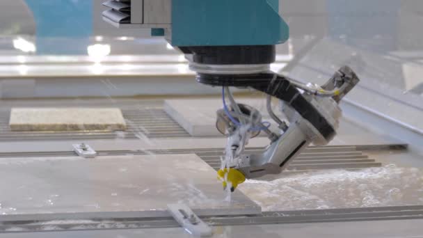 Schnelle extreme CNC automatische Wasserstrahlschneidemaschine, die mit Blech arbeitet — Stockvideo