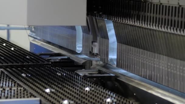 Automatisk hydraulisk bockningsmaskin arbetar med plåt på fabriken — Stockvideo