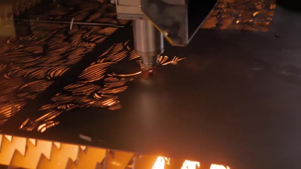 Машина лазерной резки, работающая с листовым металлом с искрами на заводе: slow mo — стоковое видео