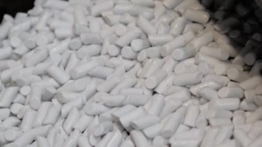 Yakın çekim: Aşındırıcı taşlarla metal iştaşlarını parlatan yalın vibratör makinesi