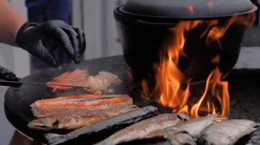 Yavaş çekim: şef istiridye eti, somon balığı, eritilmiş balık - yakın çekim