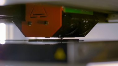 3D yazıcı sergi, fabrikada plastik model basıyor. Kapatın.