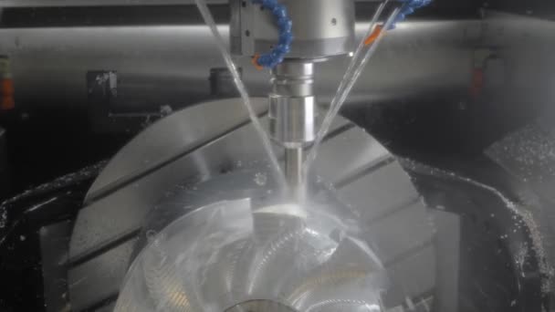 공장에서 금속 세공 기계를 절단하는 냉각 장치가 달린 분쇄기를 돌리는 모습 — 비디오