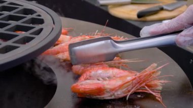 Yavaş çekim: Şef Brezilya 'da taze kırmızı kral karideslerini ızgara yapıyor - yakın görüş