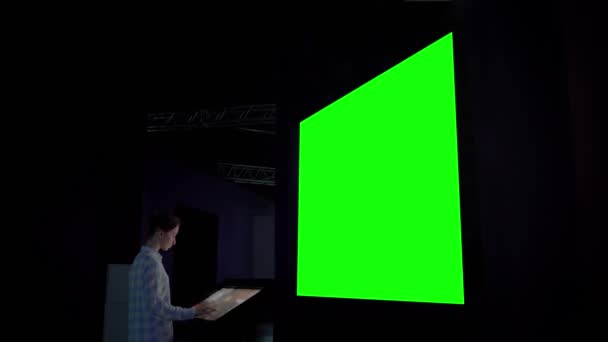 Concepto clave de croma de pantalla verde: mujer mirando la pantalla de pared grande vacía — Vídeo de stock