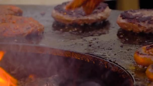 慢动作：厨师在火锅上烤汉堡包切片，用热火焰关闭 — 图库视频影像