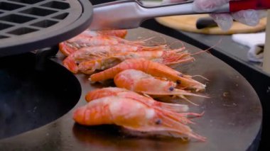Yavaş çekim: Şef Brezilya 'da taze kırmızı kral karideslerini ızgara yapıyor - yakın görüş