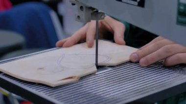 Yavaş çekim: bant testeresi kullanan marangoz, odun kesiyor - kapat