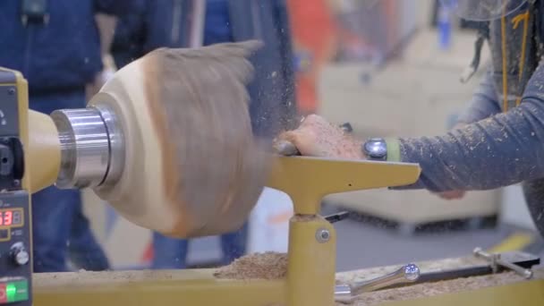 Man händer forma bit trä på svarv på verkstad - slow motion, närbild — Stockvideo