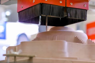 Değirmen makinesi teknoloji sergisinde ahşap hamurdan odun kesiyor.