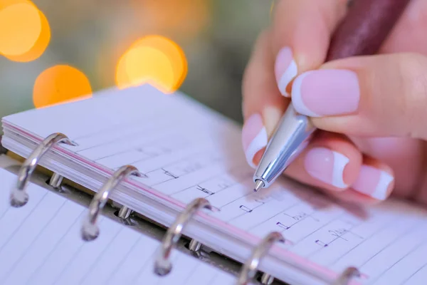 Defterde yapılacaklar listesine işaret koyan kadın - kapat