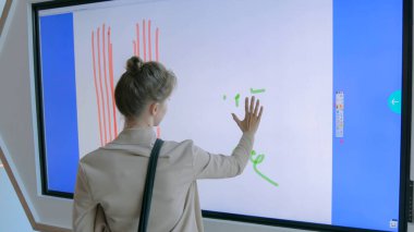 Çizim için etkileşimli dokunmatik ekran kullanan kadın