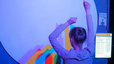 Dans eden kadının renkli gölgeleri