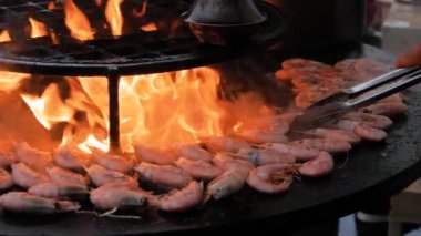 Yavaş çekim: Aşçı taze kırmızı kral karidesleri ızgarada kızartıyordu.