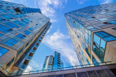 Bulutlu gökyüzü ile modern konut binasında arıyorum