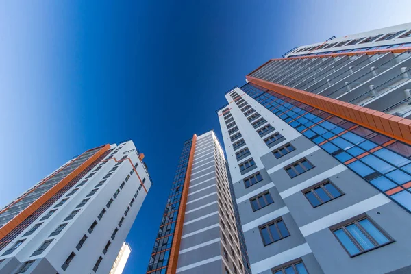 Blick Nach Oben Auf Wohnhaus Mit Blauem Himmel — Stockfoto