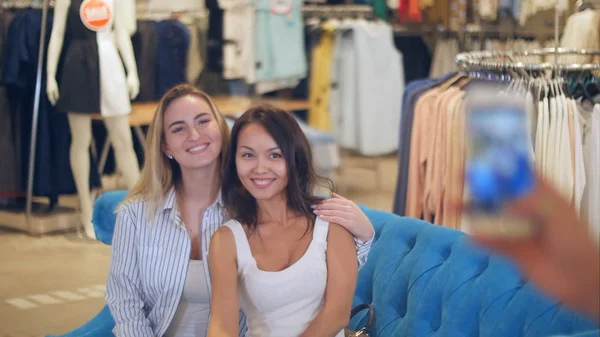 Dos mujeres haciendo clic en una foto en el teléfono en el centro comercial — Foto de Stock