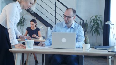 Modern ofis çalışmalarında başarılı iş ekibi