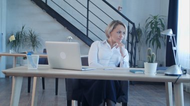 Ofiste oturan mutsuz sıkılmış kadın