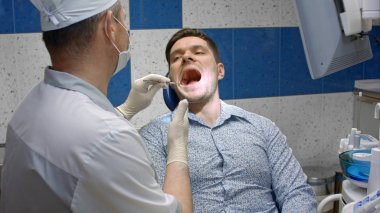 Dişçi, sonuç zevk oda bırakarak hasta