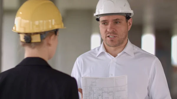 Geschäftsmann hat Problem und ärgert sich über Baustelle — Stockfoto