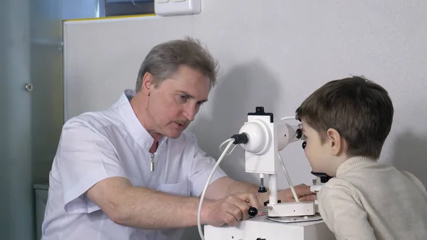 Okulista sprawdzanie mało wzroku dziecka — Zdjęcie stockowe