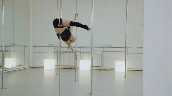 Kadın direk dansör, Studio pilon üzerinde dans kadın — Stok fotoğraf