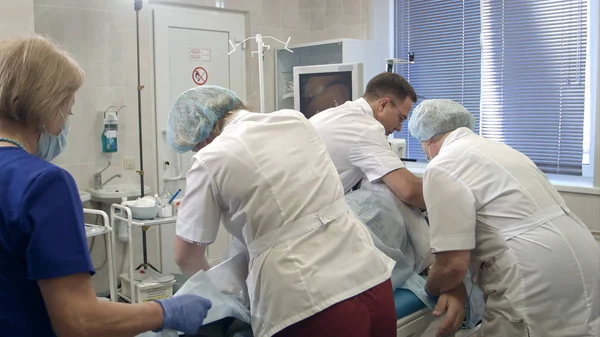 Команда врачей и медсестер готовит пациента к гастроскопии — стоковое фото