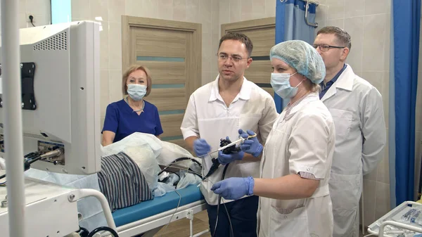 Équipe médicale préparant la chirurgie endoscopique — Photo