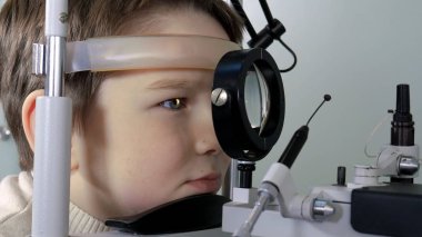 Görme alanı sınadıktan genç çocuğun göz doktoru