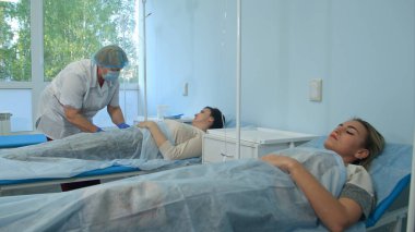 Hemşire hazırlanıyor hastalarda ven IV tüpü yerleştirmek için