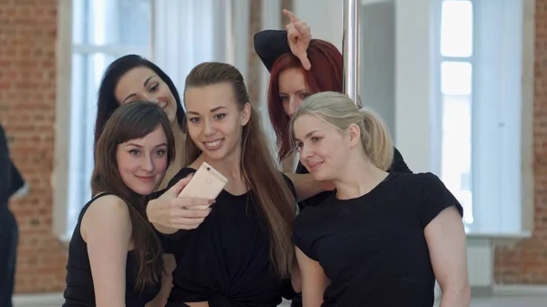 Gruppo di giovani donne che si fanno un selfie durante una pausa in una lezione di pole fitness — Foto Stock