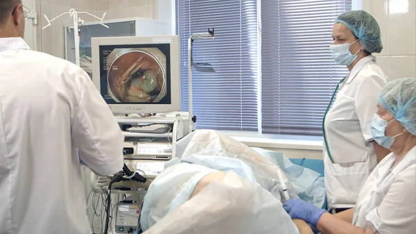 Doktorlar ameliyat endoskop kullanarak iletken