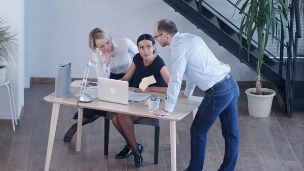 Grupo Hombres Mujeres Negocios Feliz Diversa Formal Reunieron Alrededor Computadora — Foto de Stock