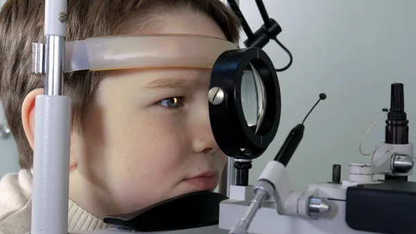 Optometrist performing visual field test of young boy — Stock Photo, Image