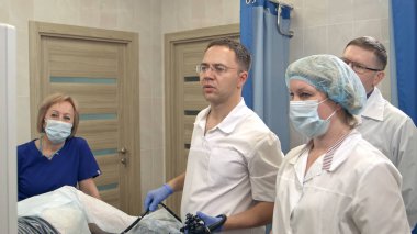 Erkek doktor ekibi ile endoskopik muayene iletken