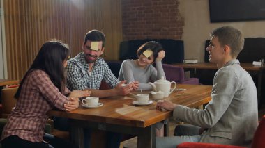 Çıkartmalar kafede oynayan arkadaşlar